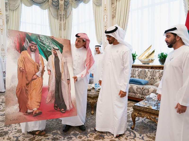 اضغط لمشاهدة الصور: تركي الدخيل يقدم هدية لافتة لولي عهد أبوظبي